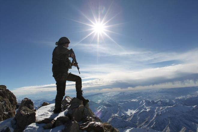 Mehmetiimiz yazn zor artlara ramen burada kalarak blgenin gvenliini salad. ileri Bakanlmzn ve Sayn Bakanmzn ciddi destei ile ok zor artlarda karl havalarda buraya malzeme tayarak askerlerimizi barndracak ekilde bir s blgesi oluturduk." dedi.