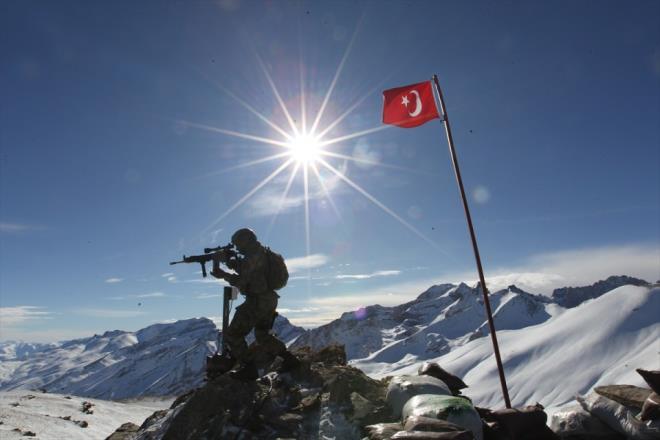 Zorlu hava ve doa artlarna ramen terrle mcadeleyi baaryla srdren gvenlik gleri, terristleri stratejik neme sahip blgeden temizledi.