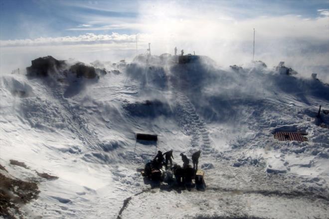 Burada zor koullara ramen grevlerini baaryla srdren askerlerle sohbet eden Toprak, "Irak'a sfr noktada bulunan kiyakalar diye adlandrdmz yer, geen seneye kadar terristlerin gezdikleri, halay ektikleri blgeler fakat kahraman Mehmetiimiz, jandarmamz ve zel harekatmz, da ve komando tugaymz, tmenimizin koordinesinde bu yl mays aynda buray ele geirdi." dedi.
