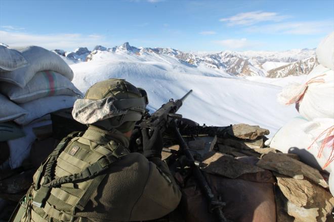 Vali Toprak, blgenin byk neme sahip olduunu vurgulayarak, u deerlendirmelerde bulundu:    "unu net olarak syleyebilirim ki lkemizin en sarp, en zorlu blgesi. u an burada yer yer 4 metre kar var. Mehmetiimiz inmemek zere buraya yerleti. lkemizin gvenlii, huzuru ve szmalarn nne gemek iin snr blgelerimiz gerekten 'snr namustur' anlay ile tutuluyor. Askerlerimiz bu zor blgede grevlerini canlar pahasna icra ediyorlar. Onlarn sayesinde btn lkemiz rahat nefes alyor.