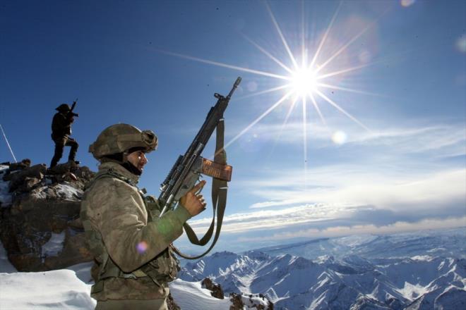 Bulunduklar s blgesini temmuz aynda Mehmetik'in terristlerle gs gse arparak ele geirdiini anlatan Toprak, "Hakkari'de Cilo ve Buzul Dalar dediimiz 3 bin 256 metre yksekliinde kurduumuz Varkavik s blgesinde bulunuyoruz.