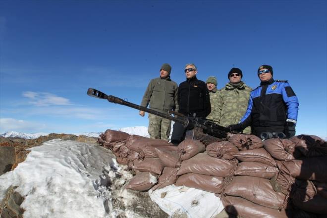 Vali Toprak'tan kahraman Mehmetik'e ziyaret    Vali Cneyit Orhan Toprak, Varkavik ve ehit Yarbay hsan Ejdar s blgelerinde grevli gvenlik glerine ziyarette bulundu.