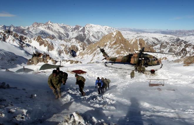 Buradan 80 milyona seslenmek istiyorum, kahraman Mehmetiimiz bu dalarda sizler iin grevlerini kutsal bilerek yerine getiriyor, herkes rahat etsin. Evlatlar da burada olabilecek en iyi artlarda grevlerini icra ediyorlar. Herkes rahat uyusun, Mehmetiimiz grev banda."