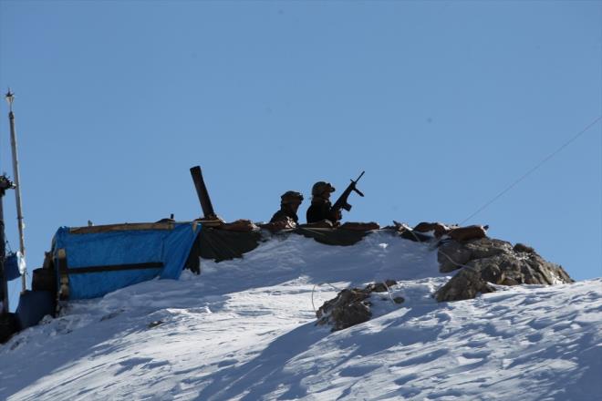 s blgesinde, gvenlik glerine aylarca yetebilecek yakt, yiyecek, su ve her trl malzeme bulunduunu anlatan Toprak, yle devam etti:    "Askerlerimiz ok iyi artlar altnda, scak ortamda, scak yemek yiyerek, banyolarn yaparak burada konulanm durumdalar. Ekim aynn bandan beri burada kar mevcut. u an 2 metre kar var fakat Mehmetiimiz burada en iyi artlarda mevzilenmi durumda.