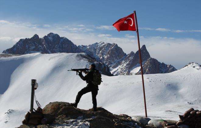 Hakkari'nin Yksekova ilesinde Mehmetik, zorlu hava ve doa artlarna ramen terristleri blgeden temizleyerek vatan savunmasn baaryla srdryor.