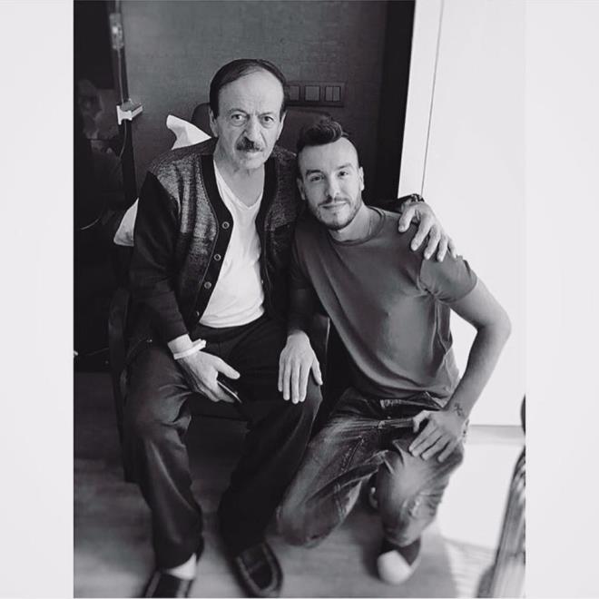 nl arkc Cem Adrian Kzltu'un ardndan Instagram'da "Byk bir tesadf sonucu tantm sz, mzii ile. yle sevdim, yle iten syledim ki trks... 5 gn daha hayata tutunabilse idi onun iin dzenlenen sayg gecesinde, huzurunda syleyecektim f f ... Byk usta Ali Kzltu... Hayata brakt onurlu iz hi unutulmayacaktr..." szlerini paylat.