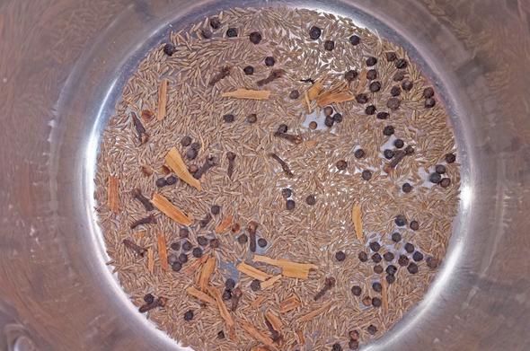 zellikle taneli baharatlarn aromasnn iyice kmas iin nce tavada stn sonra yemeinize ekleyin.