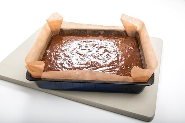 Kek hamurunu kalba dktkten sonra, kalbn dibini tezgha birka kez vurursanz, hamurun iinde hava kabarc kalmasn nlemi olursunuz.