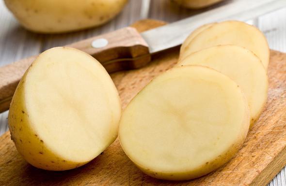 Yemeiniz fazla tuzlu olduysa, birka dilim patatesi tencereye atn. Patatesteki niasta, sorununuzu kolayca zecektir.