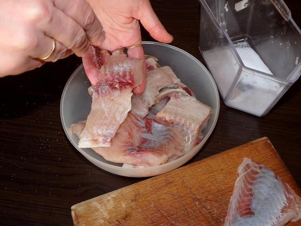 Derin dondurucuya atacanz balklar ncesinde tuzlarsanz, diriliklerini daha uzun sre koruyacaklardr.