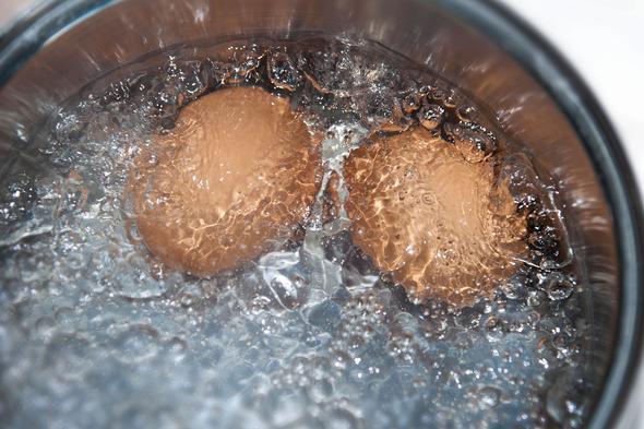 Yumurta halarken suya bir tutam karbonat eklerseniz, yumurtalarnz kolayca soyabilirsiniz.