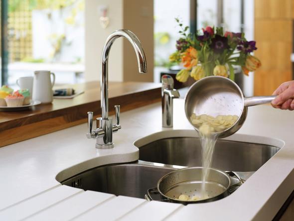 Makarnanz haladktan sonra soslayacaksanz, piirme suyunun hepsini dkmeyin. Niastal bu suyu makarnalarnzla birlikte sosa kartrdnzda hem daha lezzetli hem de daha kvaml olur.