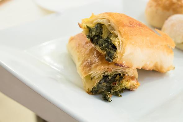 Brek yaparken iine prasa, spanak gibi sebzeler koyacaksanz, malzemelerinizi nceden hafife unlamanzda fayda var. Bylece breiniz ok sulu olmaz.