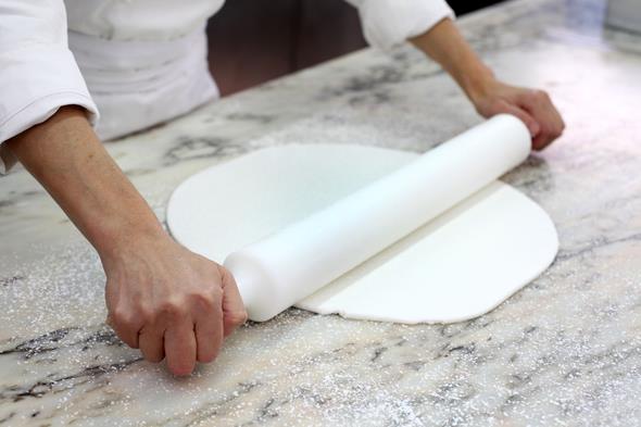 Oklavanz ya da merdaneniz yoksa bir ieyi souk suyla doldurup hamur amak iin kullanabilirsiniz.