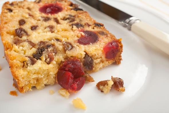 Meyveli kek yaparken, meyveleri hamura eklemeden nce toz ekere bularsanz, daha iyi pierler.