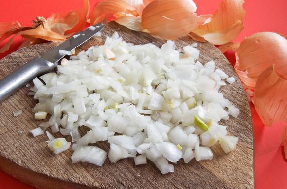 Soan doramadan nce buzlukta ya da buzlu suda bekletirseniz, gzlerinizi daha az yakacaktr.