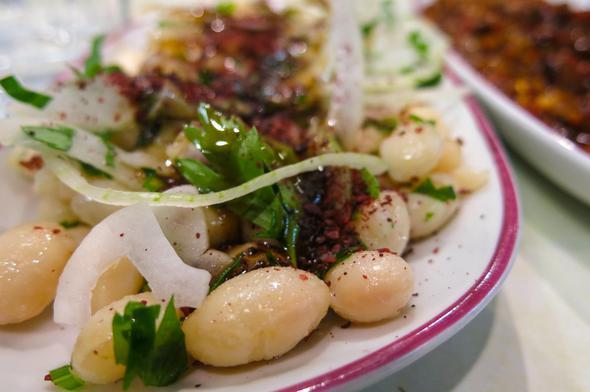 Kuru fasulye, nohut gibi bakliyatlar piirirken halama suyunun zerinde biriken beyaz kpkleri syrp atarsanz daha az ikinlik yapacaktr.