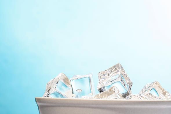 Yemein fazla yan almak iin kt havluya sarl birka buz kpn yemein zerinde gezdirin. Buzun souu ya havluya ekecektir.