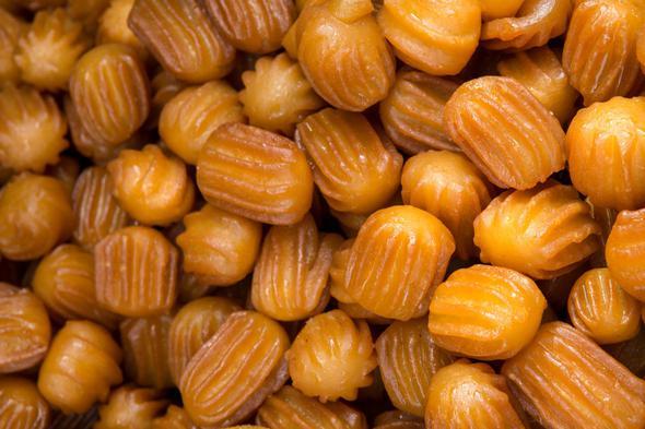 Lokma, tulumba gibi kzartldktan sonra erbete atlan tatllarn hamuruna bir kak sirke eklerseniz, daha tr olurlar.