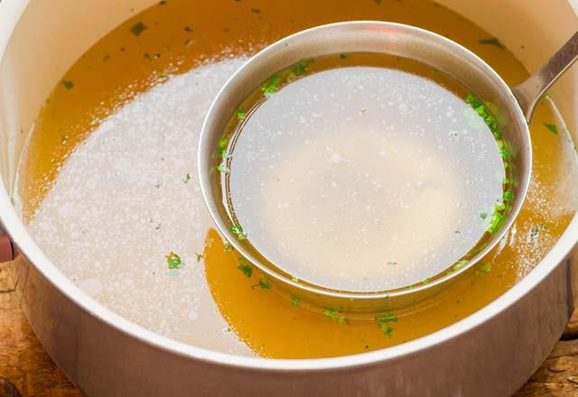 Kn mesela, hangi turuyu seviyorsanz evde yapn. ine yapay bir madde koymayn. Kn mutlaka tketilmesi gereken evde yaplm kemik suyu, paa orbas, ev yourdu ve bol sirke. nk bunlarn hepsi doal probiyotik ierirler. Baklk sistemini glendirirler, hastalanmazsnz" diye konutu.