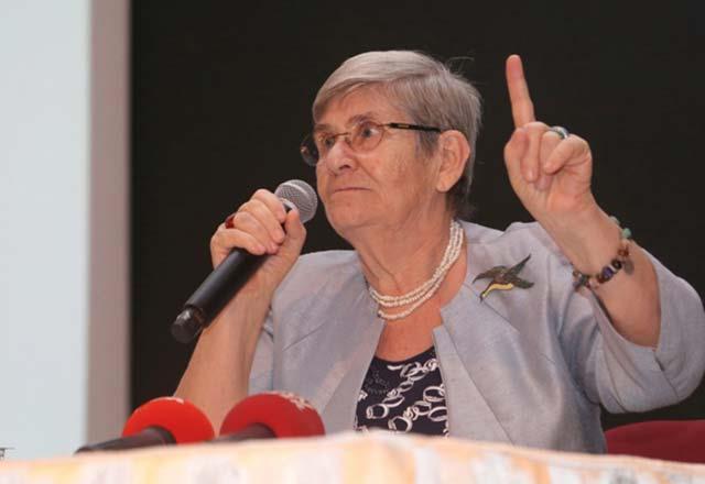 Bilinli beslenmenin nemine iaret eden Karatay, "Probiyotik tek bana olmaz. Prebiyotikle birlikte alnmas lazm. Buna rnek olarak lahana, soan, sarmsak diyebilirim. Bunlarn i hali prebiyotiktir. Turusu yapldnda probiyotik olurlar. Yani probiyotiin tek bana bir faydas yok. Ne tketeceimizi, nasl tketeceimizi bilmemiz gerekiyor" ifadelerini kulland.