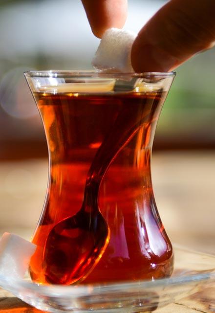 ay dediiniz zaman aklnza ekerde geliyorsa byk tehlikedesiniz.  aya eker atmanz, kan ekerinizin ykselmesine, uzun sreli kullanmnda eker hastalna neden olabilir.