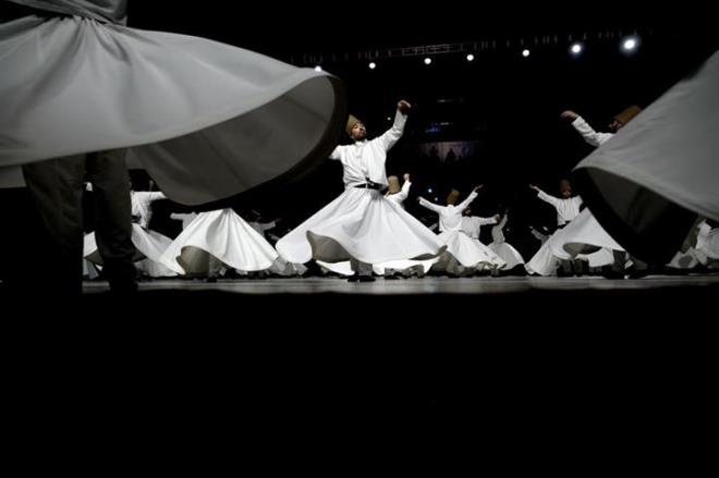 Salonu tamamen dolduran vatandalardan bazlarnn duyguland grld.