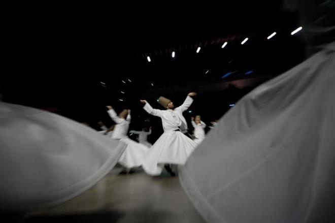 Bursa Mevlana Kltrn Tantma ve Yaatma Dernei bnyesinde Atatrk Spor Salonu'nda gerekleen ve Mevlevi stad Mustafa zba'n ynettii semada, 130 semazen ve 125 mutriban sahne ald.