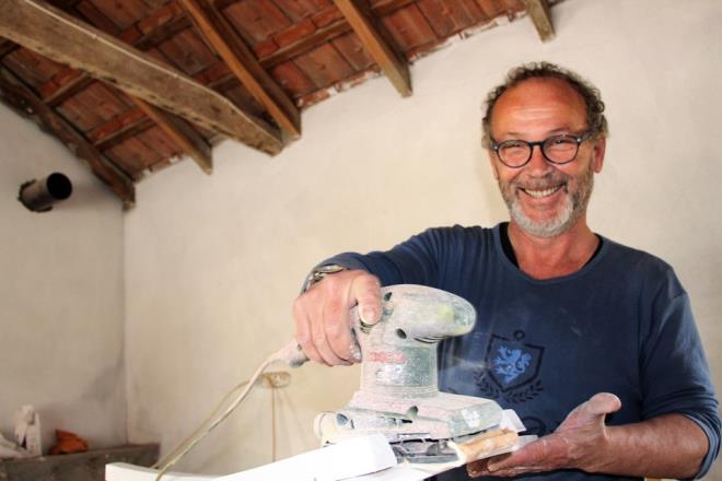 "NOSTALJ YAIYORUZ"  <p>    34 yl nce Bodrum&#8217;a tandn da szlerine ekleyen Gran &#8220;1982 ylnda Bodrum&#8217;a tandm. O gnden beri Bodrum&#8217;da yayorum. 2013 ylnda Bodrum&#8217;da tahta sandalye imalatna baladm. Tahtadan sandalye tahtadan masa imal ettim. Bu yl birde restoran atk eski yahaneyi restoranda evirdik. nsanlar bu restoranda arlayalm istedik. Ara sra Hababam Snf'nn mziklerini de alyorum restoran da ok gzel oluyor. Nostalji yayoruz buraya gelen insanlarla beraber&#8221; eklinde konutu.