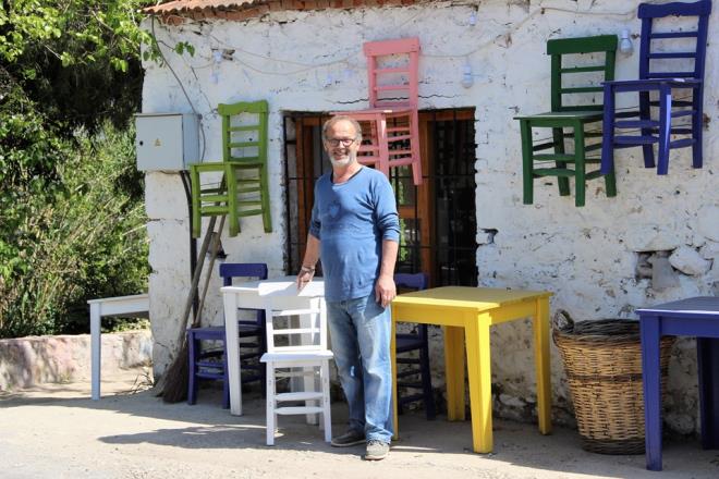 RENKL SANDALYELER<p>      Bodrum&#8217;da yeil, mavi, turuncu, beyaz ve sar renkte sandalye imal eden Yeilmam'n nl oyuncusu Gmlk Mahallesi Dere Ky'de at marangoz atlyesinde ahap sandalye imalat yapyor. Ayn blgede birde restoran aan Gran gndzleri sandalye imalat yaparken geceleri ise restoran iletiyor.