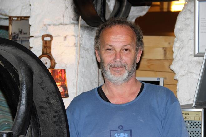 "O ZAMANLAR BAMBAKAYDI"<p>      Siyah beyaz yaynclk dnemlerinde birok reklamda da oynayan Gran, Kemal Sunal, Halit Akatepe ve Tark Akan lsnn olmad ilk &#8220;Hababam Snf Dokuz Douruyor&#8221; filminde Kvrck mer karakterine hayat vererek akllara kaznmt. O gnleri zlemle andn belirten Gran, "O zamanlarn atmosferi bambakayd. O zamanlar ok gzel ortamlar ve daha gzel ekimler vard. O zamanlara geri dnmek ister insan ama u an yaamakta lazm&#8221; ifadelerini kulland.