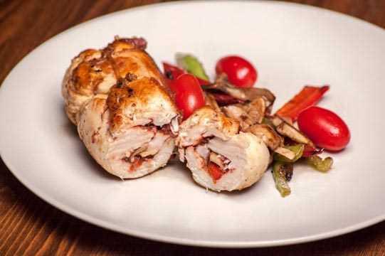 Salmonella gibi yzey bakterileri, tavuk etinin ierisine girebilir. Tavuu uygun scaklkta iyice piirerek bakterileri yok edebilirsiniz.