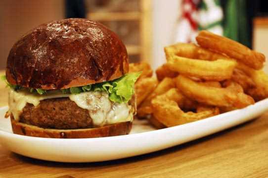 artc bir ekilde, yiyebileceiniz en gvenli burgerler, muhtemelen fast-food zincirlerinde yaplanlardr.