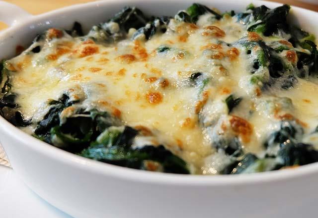 Pimi yemeklerin +4 derecede saklanmas gerektiini belirten Prof. Dr. Elmacolu, "Bir yemei iki nlk yaptysanz, mutlaka yiyeceiniz kadarn ayrn" diyor.