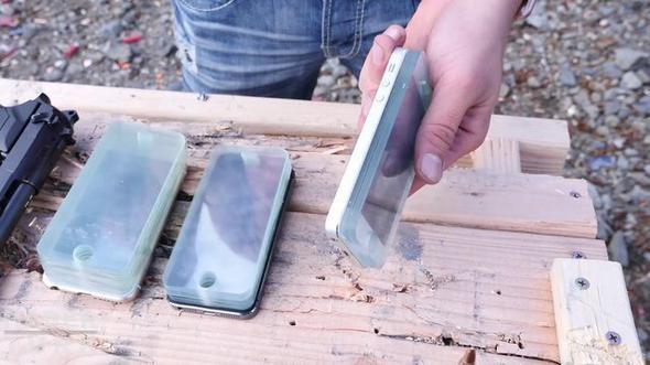 Durun daha bitmedi!<br>    nce iPhone SE model telefona 60 adet krlmaz cam ekran koruyucu takt, ardndan ekran koruyucularn dayanklln test etmek iin tabancayla ate etti. Sizce sonunda ne oldu dersiniz? iPhone'a bir ey oldu mu?