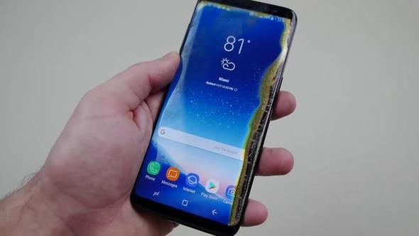 te bu halde! alacak ekilde alyor! Telefonlar bu hale geldikten sonra da YouTube kanal TechRax, cihazlar yar fiyatna sata karmay ihmal etmedi!