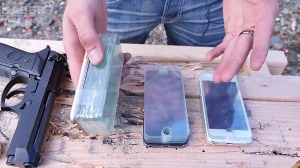 Tek tek uraarak iPhone'u iyice salam bir hale getirdi; kale gibi grnyor!