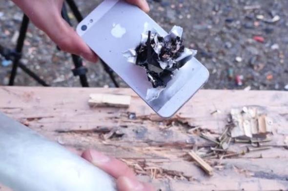 iPhone parampara... Ancak durun, daha bitmedi! Ayn ekilde bir de birden fazla iPhone ve Samsung'u arka arka dizsek ve ate etsek sonu ne olurdu dersiniz?