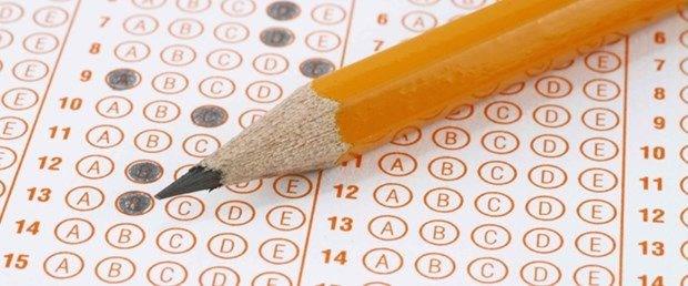 BAVURU CRET NE KADAR?<br>  niversiteye girite 23 Haziran 2018 Cumartesi gn uygulanacak birinci oturum olan Temel Yeterlilik Testi (TYT) ve 24 Haziran 2018 Pazar gn uygulanacak Alan Yeterlilik Testi (AYT) ile ayn gn leden sonra yaplacak Yabanc Dil Snav'na bavuru creti 50'er lira oldu.    Geen yl, bir niversite adaynn, YGS oturumu ile LYS'de dil hari drt oturum iin 220 lira demesi gerekiyordu.    SYM tarafndan belirlenen yeni bavuru cretleriyle bu yl TYT ile AYT olmak zere iki oturuma girecek bir aday 100 lira deyecek.