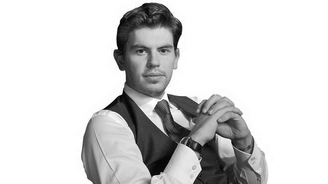 34- Osman Geylan (33), Gilan Ynetim Kurulu Bakan Yardmcs  <p>  Ailenin ikinci kuak yneticisi olan Geylan, Virginia niversitesi&#8217;nde finans ve iletme blmnden mezun oldu. irketin yurtd yatrmlaryla yakndan ilgileniyor. svire&#8217;de lks saat retimine balanmasnda ne kan isimlerden. irket hedefleri olarak be ylda 200 milyon dolar ciro hedefliyor.