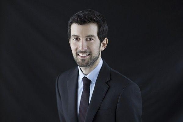 15- Emre Eczacba (33), Eczacba Holding YK yesi<p>    Emre Eczacba, Harvard'da iletme okuduktan ve de bir sre PriceWaterhouseCoppers'da altktan sonra nce kendi iini ABD'de kurdu. Kr amac gtmeyen yaps da olan irket internetten yok olmaya yz tutmu Anadolu'nun zanaatkarlarnn yapt el ii rnlerinin satn gerekletiriyordu. Trkiye'ye dndkten sonra ntema Mutfak ile birlikte  farkl mutfak markas, dokuz restoran ve bir de Mutfak Akademisi'ni iine alan ntema Yaam ile farkl bir alanda byd.