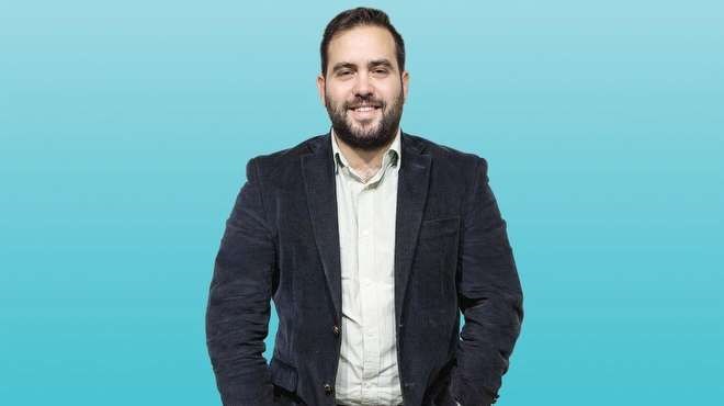 &#8203;27- Frat becer (37), Monitise Mea Yneticisi<p>    Giriimci ve ayn zamanda melek yatrmc olan Frat becer, i hayatnda Trkiye&#8217;nin mobil bankaclk, mobil ticaret ve mobil deme ekosisteminin temellerini atan Pozitron&#8217;un kurucu ortaklarndan biri olarak tannmtr. 2014 ylnda Londra merkezli Monitise firmasnn Pozitron&#8217;u 100 milyon dolara satn almasnn ardndan becer, Monitise MEA Genel Mdr olarak irketin Dou Avrupa, Orta Asya, Ortadou ve Afrika&#8217;daki operasyonlarn yrtmektedir. Frat becer&#8217;in ynetiminde irket, bugn yaklak 200 kiilik bir ekip ile Trkiye&#8217;nin en byk 15 yazlm ihracats arasndadr. becer, ayn zamanda Trkiye&#8217;nin ilk melek yatrm alarndan Galata  Melekleri (GBA)&#8217;nin bir yesi ve bamsz olarak yapt 40&#8217;tan fazla melek yatrmla Trkiye&#8217;nin en aktif melek yatrmclarndan bir tanesidir. Robert Kolej mezunu olan Frat becer, Galatasaray niversitesi&#8217;ndeki lisans eitiminin ardndan Paris&#8217;e giderek Universite Paris-Sorbonne ve Ecole Normale Superieure ortak program olan Jeopolitika zerine yksek lisans yapmtr.