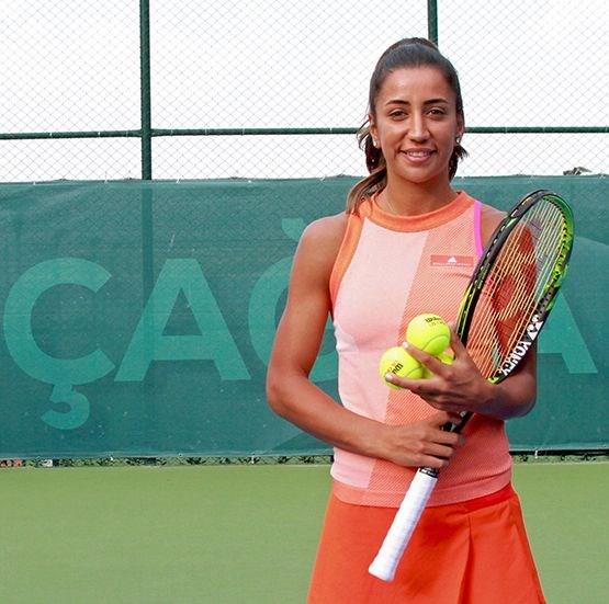 7- ala Bykakay (28), Trk Milli Tenisi<p>    8 yandan bu yana tenis oynayan Bykakay, 12 yanda Trkiye Klasman Turnuvas ve Trkiye Kapal Kort Turnuvas ampiyonluklarn kazand. 14 yanda Enka Spor Kulb'ne transfer oldu.15 yanda Trkiye FED Kupas Takm'na seilerek Trk tarihindeki en gen bayan milli tenis takm oyuncusu oldu. 2009 ylnda ilk Bykler Trkiye ampiyonas Kupas'n kazand. 2010 ylnda Valladolid'de dzenlenen ITF 25 bin dolarlk turnuvay kazanarak, bu dlde ITF turnuvas kazanan ilk bayan Trk tenisisi oldu. Bykakay, 2016 WTA turnuvasnda yar finale ykselen ilk Trk kadn tenisi oldu.