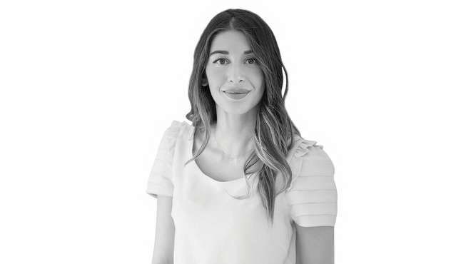 38- Deren ztrk (37), Deren Kimya Ynetim Kurulu yesi<p>    ztrk, Ko niversitesi letme Blm&#8217;nden mezun. Kendi kurduu Cosmed ve Mihri stanbul markalarnn retim ve ihracatn ynetiyor. Trkiye&#8217;de 230 maazas bulunan global kiisel bakm marketi Watsons ile anlama imzalad. Cosmed&#8217;i ayrca eczane kanalnda bytyor. 2016 ylnda 850 eczanede sata sunuldu. Kadn giriimcilerin yurtd pazarlara almasn salamak amacyla yrtlen Women Entrepreneurs Cluster isimli kozmetik projesinin de ne kan katlmc firmalarndan biri.