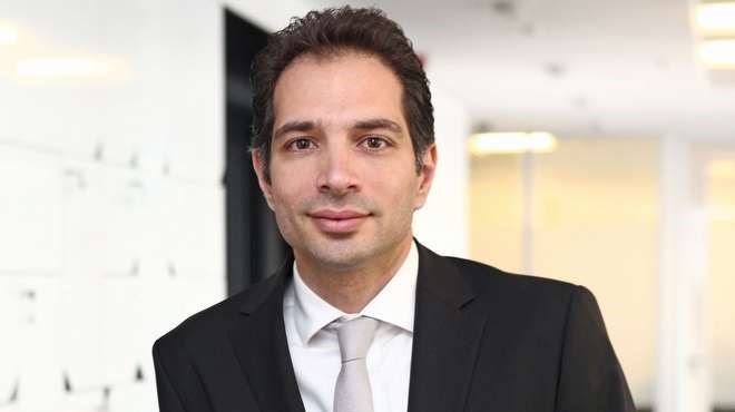 33- Burak Bari (39), Adessso Trkiye Kurucusu<p>    Trkiye&#8217;de 2014 ylndan beri aktif olarak hizmet veren Adesso&#8217;yu Trkiye&#8217;de drt kiilik bir takm ile yazlm gelitirme ve danmanlk hizmeti veriyor. Bankaclk ve sigortaclk sektrleriyle yakndan ilgileniyor. Avrupa pazarna yazlm gelitirme yapabilmeyi salayan &#8220;SmartShore&#8221; isimli modelin sorumluluu da Bar&#8217;da. Bu model sayesinde, yurtii ve yurtd toplam btesi 5 milyon euro&#8217;ya ulaan projelere imza atlyor. SmartShore modeli iin 30 kiilik ekip yurtd mterilerine alyor. Bar&#8217;nn hobileri arasnda bisiklete binmek, tenis ve kickbox yer alyor.