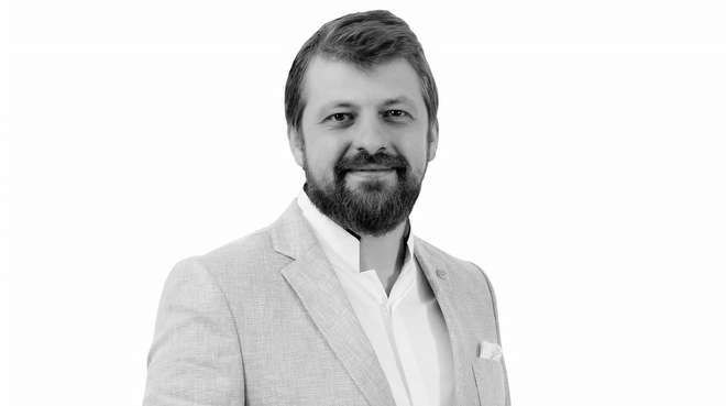 31- Kadir Taha Bykhelvacgil (33), Zadevital Ynetim Kurulu yesi<p>    Drdnc kuak olan Taha Bykhelvacgil, niversite eitimini Bilkent&#8217;te iletme alannda tamamladktan sonra Amerika&#8217;da sosyoloji ve uluslararas finansta ift dal eitim yapt. Bykhelvacgil, Zadevital markasn daha da bytmek, glendirmek iin bilimsellikle harmanlanm cesur ve aklc admlar atmay nemsiyor. 2012 ylnda 23 eit ve 175 formla balad gda takviyesi retimini 2016 ylnda 72 eit ve 419 forma ulatrm. 2017 ila 2020 yllar arasnda 340 eit ve 2 bin form hedefleniyor. Zadevital rnlerinin 2020 ylna kadar 24 bin 319 eczanede mevcut olmas amalanyor. Zadevital&#8217;in basamaklar daha da trmanabilmesi iin yln yaklak 150 gnn yurtii ve yurtd i seyahatlerinde geiriyor; bu alandaki nemli fuarlara katlyor.