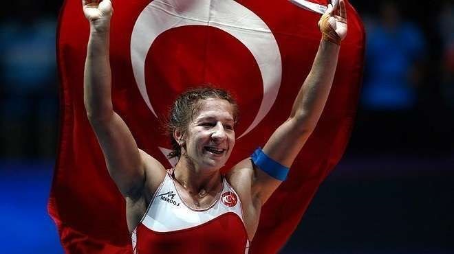 13- Yasemin Adar (25), Milli Grei<p>    Trk kadn grei ve eski glle atmac. Spor hayatna glle atma ile balayan Adar, daha sonra grete mcadele etmeye balad. Mersin'deki 2013 Akdeniz Oyunlar'nda mcadele eden Adar, 72 kilo kategorisinde altn madalya kazand. Fransa'nn bakenti Paris'te dzenlenen organizasyonda adn finale yazdrarak, dnya ampiyonalarnda finale kan ilk Trk kadn grei olan Adar, Belaruslu rakibi Marzaliuk ile altn madalya mcadelesi verdi. Trkiye'nin kadnlarda dnya ampiyonluu sevinci yaayan ilk greisi oldu.
