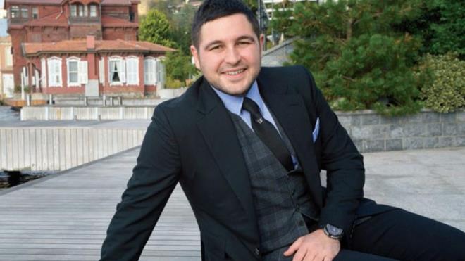 25- Hac Sabanc (29), Densa (Marinsa) Denizcilik YK Bakan Yardmcs<p>    stanbul Saint-Benoit Fransz Lisesi&#8217;ni tamamladktan sonra, ABD/Boston TUFTS University&#8217;de ekonomi eitimi ald. niversite eitiminin ardndan Londra&#8217;da, City University&#8217;de denizcilik ve finans zerine master programna katlarak eitimini tamamlad. Holdingdeki grevinin dnda, Densa Denizcilik ve Hayat Tekstil irketlerinde de ynetim kurulu yesi. Densa Denizcilik ve Densa Holding irketlerinin gsterdii baarl ivmeyi daha da ykseltmeyi hedefliyor. Koyu bir Beikta taraftar.  seyahatlerine kmay seviyor. Daha ok denizcilik ii gerei Uzakdou&#8217;ya uuyor.