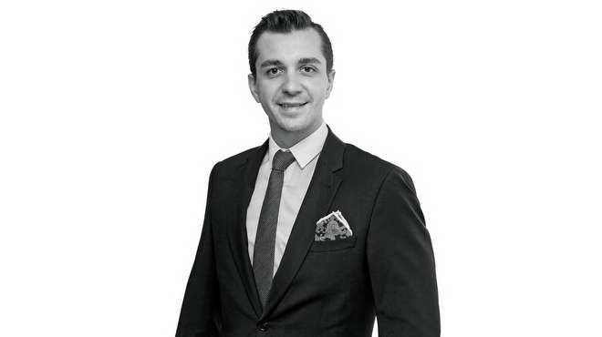 21- Ruhi Molay (30), Mopak Genel Mdr  <p>  irketin drdnc kuak yneticisi. Gen yneticinin zerinde durduu nemli konulardan biri kat ve dnm sreci. Bunun iin irketin &#8220;yaam ve kat arasnda bir kpr olma&#8221; misyonunu ne karyor. retimde geri dnmden kazanlan katlarn kullanlmasna nem veriyor. Bata Mopak Meslek Lisesi olmak zere okullarda ve niversitelerde genleri bilinlendirme almalar iinde yer alyor. Trkiye&#8217;de ilk kez hayata geirilen &#8216;Endstriyel Okalipts Ormanlar&#8217; kurma projesini balatan Molay, atk katlarn toplanmasndan geri dnme, yetitirdii okalipts plantasyonlarndan destek verdii sosyal sorumluluk projelerine, yrtt faaliyetlerle dikkat ekiyor. Molay, 2018&#8217;e kadar 54 milyon dolar tutarnda yatrm gndemine ald.