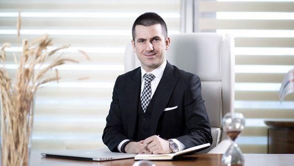 5- Eren Gnhan Ulusoy (36), Ulusoy Un YK Bakan<p>      Boazii niversitesi ktisadi ve dari Blmler Fakltesi letme Blm mezunu olan Eren Gnhan Ulusoy, 2015 ylnn mart aynda gerekletirilen genel kurulda babas Fahrettin Ulusoy&#8217;dan devrald ynetim kurulu bakanl grevini 2,5 yldr srdryor. Ailenin ikinci kuak temsilcisi Ulusoy, 10 ylda irketin cirosunun 18 kat artmasnda fayda salad. Birok sosyal ve mesleki dernein de yesi olan Ulusoy, irketini sektrnde kresel bir oyuncuya dntrmeyi hedefliyor.